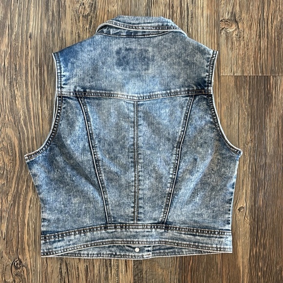 YMI Jeans Collared Denim Vest Womens Jrs L Buttons Pockets Biker Trucker Western - Picture 2 of 8